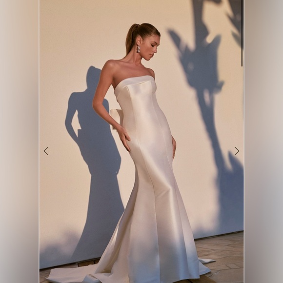 Selling a new, never worn wedding dress! - Picture 1 of 3